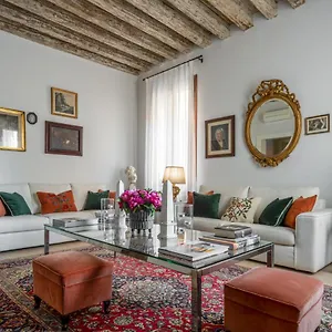 https://apt-miracoli-with-view-on-the-canal-rr.hotelinveneto.com
